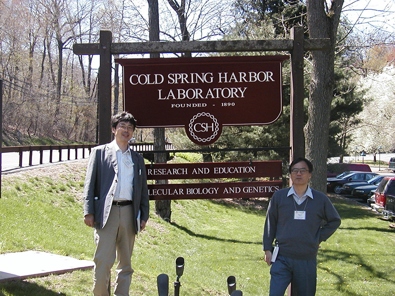 Cold Spring Harbor Laboratoryにて（2004年4月）。筆者（左）と三品昌美先生（右）